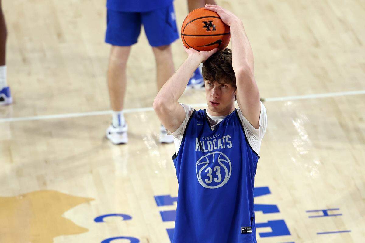 Reece Potter (33) shoots during UK's Pro Day at Memorial Coliseum, Tuesday, Oct. 7, 2025. (Photo by James Crisp)
