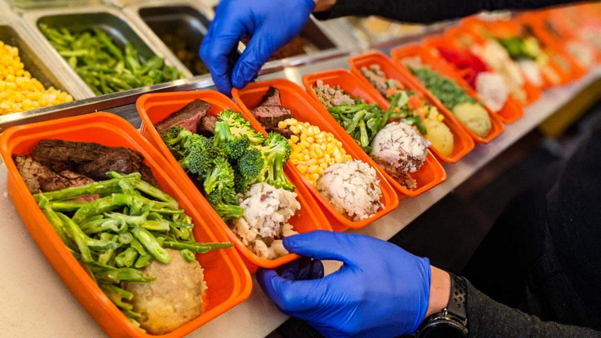 LeanFeast lets customers choose a protein, a carb and a vegetable, with a choice of sauces too. It’s a healthy version of fast-casual popularized on the West Coast.