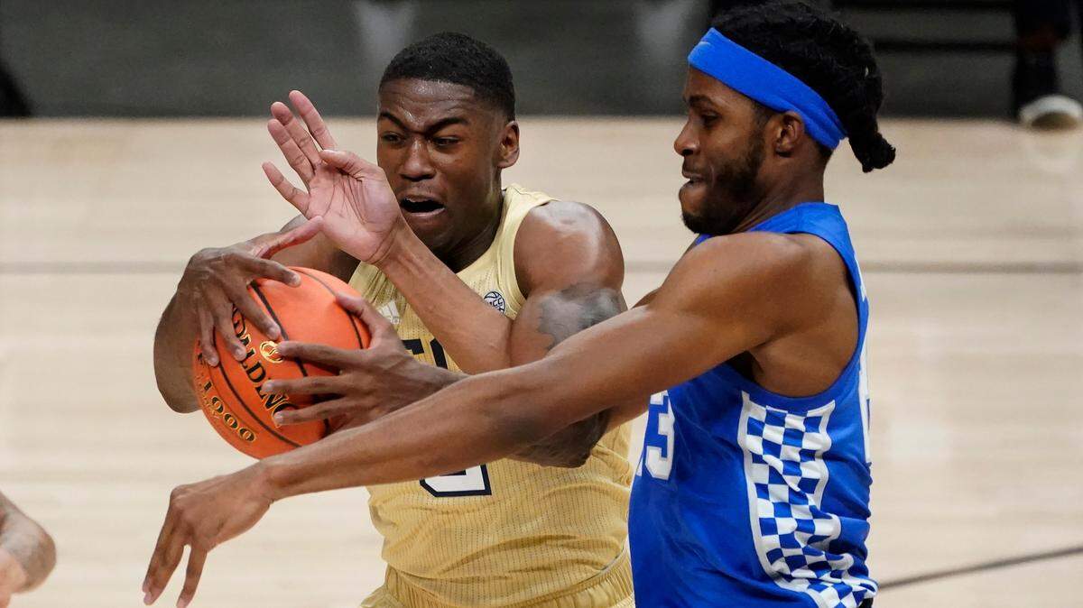 Georgia Tech forward Moses Wright, left, and Kentucky forward Isaiah Jackson, right, battled for control of the ball during the first half Sunday in Atlanta.