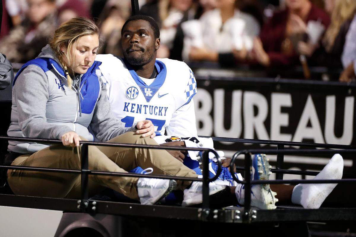 Kentucky outside linebacker Jordan Wright (15) was taken off the field after an injury during Saturday’s game against Mississippi State.