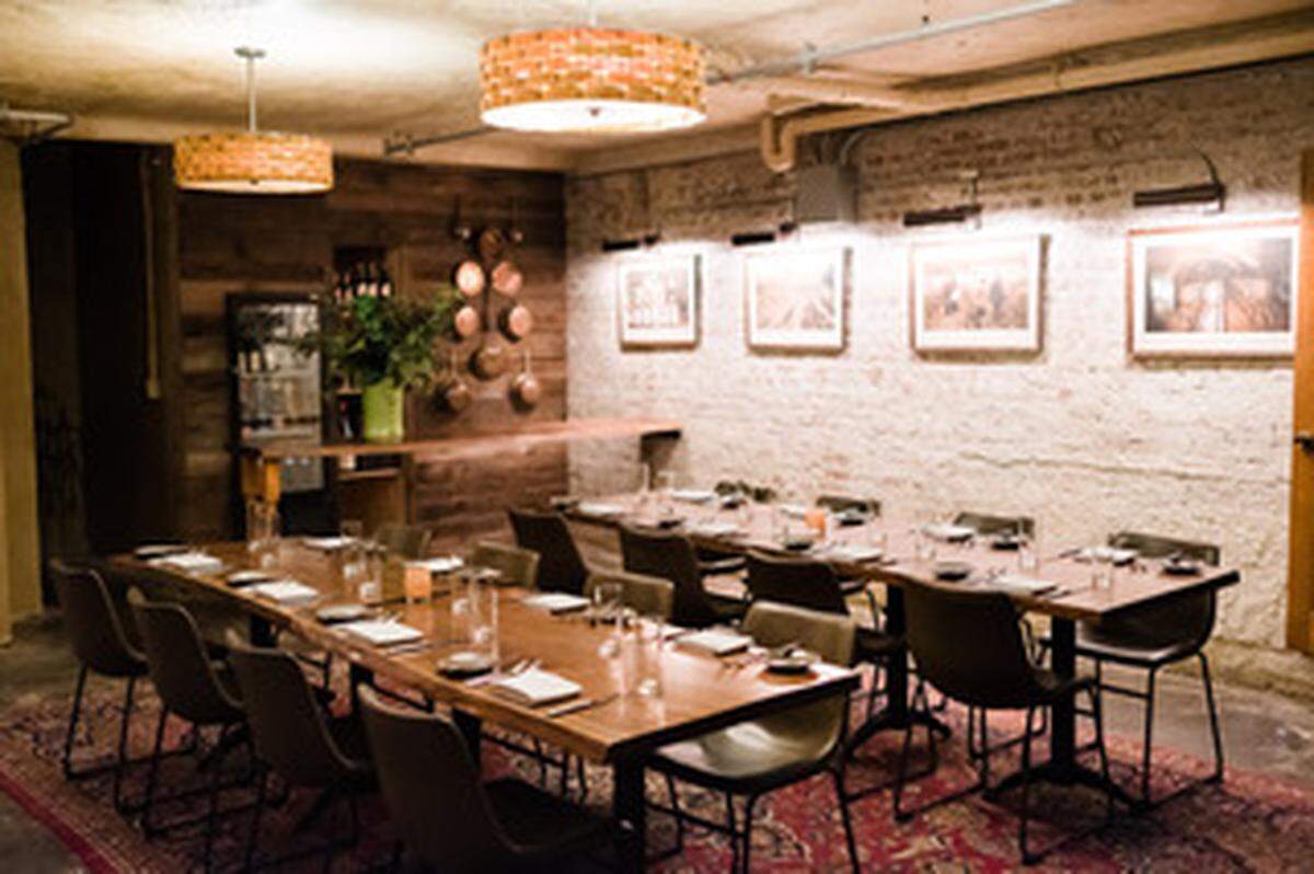 Vallozzi’s, an upscale Italian restuarant that has locations in Pittsburgh and in Greensburg, Pa., is opening a restaurant in Versailles later this year.