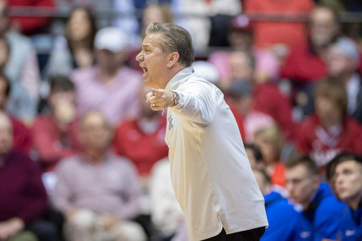 Kentucky head coach John Calipari talks to his players during Saturday’s game at Alabama.