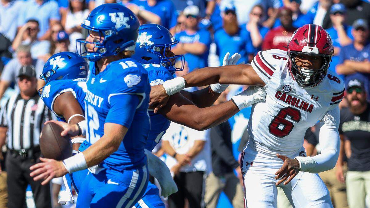 South Carolina’s defense, led by Dylan Stewart (6), put significant pressure on Kentucky quarterback Brock Vandagriff (12) during the Gamecocks’ win in Lexington last season.