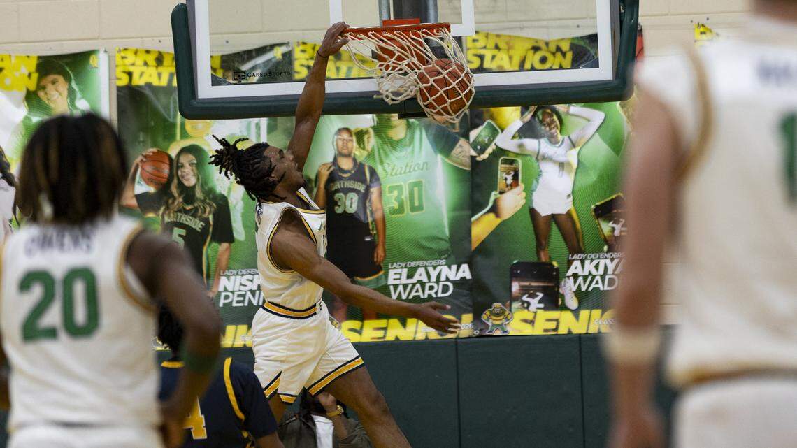 Bryan Station’s Amari Owens got a fast break dunk in the first half against Sayre during the Defenders’ 65-42 win at Bryan Station High School on Sunday.