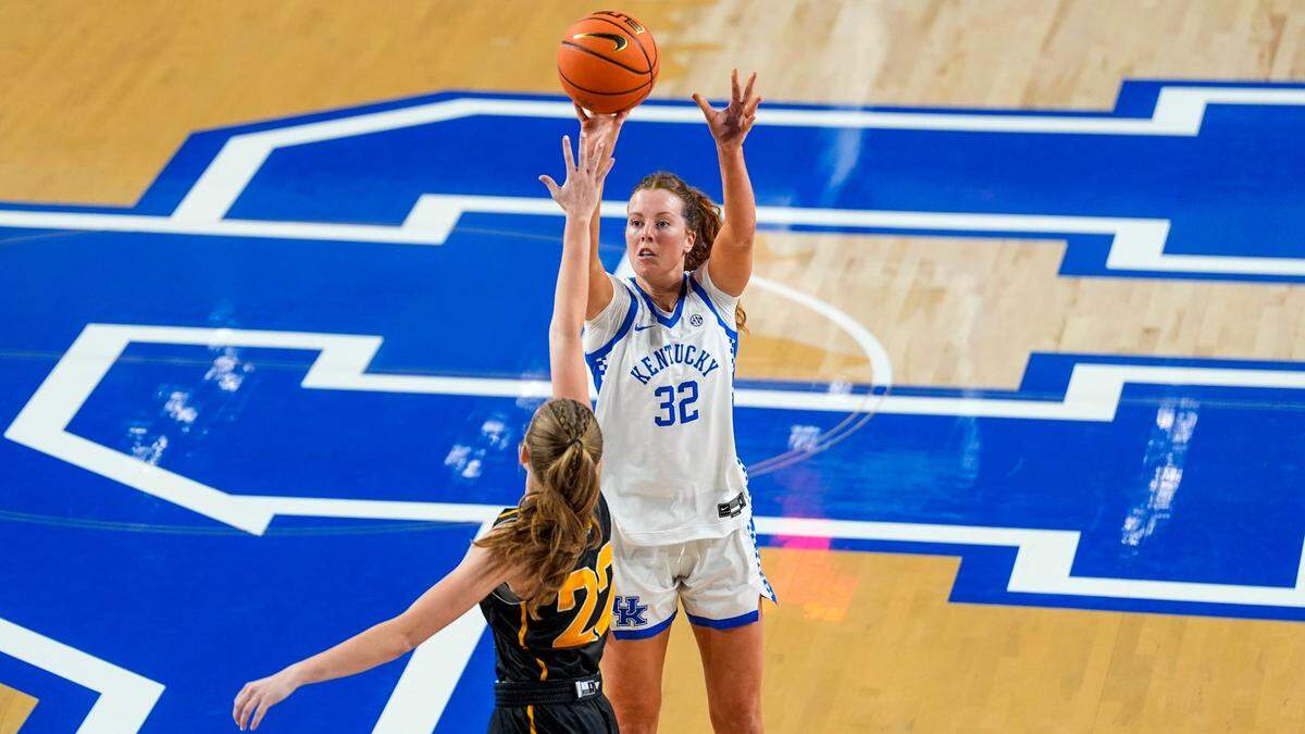 Kentucky junior forward Amelia Hassett (32) is averaging 10.7 points, nine rebounds and 2.1 assists a game.