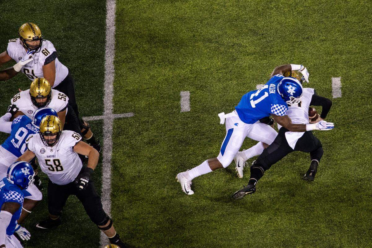 Josh Allen (41) sacked Vanderbilt quarterback Kyle Shurmur during Kentucky’s 14-7 win at Kroger Field in October. Allen benefited this season from technique adjustments he learned from new outside linebackers coach Brad White.