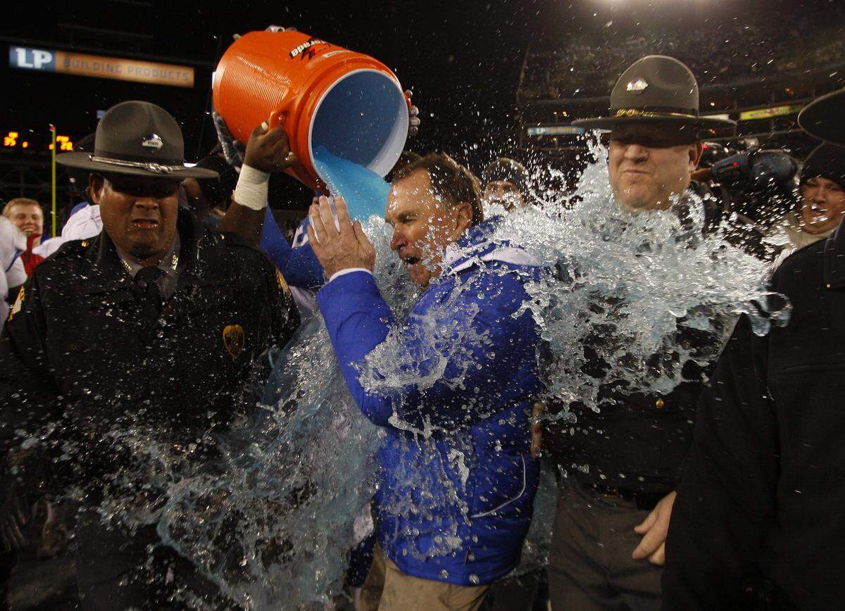 Rich Brooks, middle, led Kentucky to four straight winning seasons from 2006-09. UK is bidding for its fifth straight winning year in 2020.