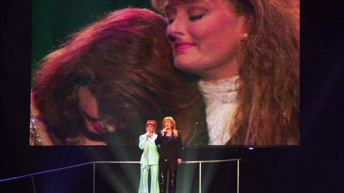 Naomi Judd, left, and Wynonna took the stage at Rupp Arena on April 7 , 2000. The Judds, with Faith Hill and Martina McBride as “honorary Judds” in place of the late Naomi Judd, will have a final farewell concert at Rupp Arena on Oct. 29.