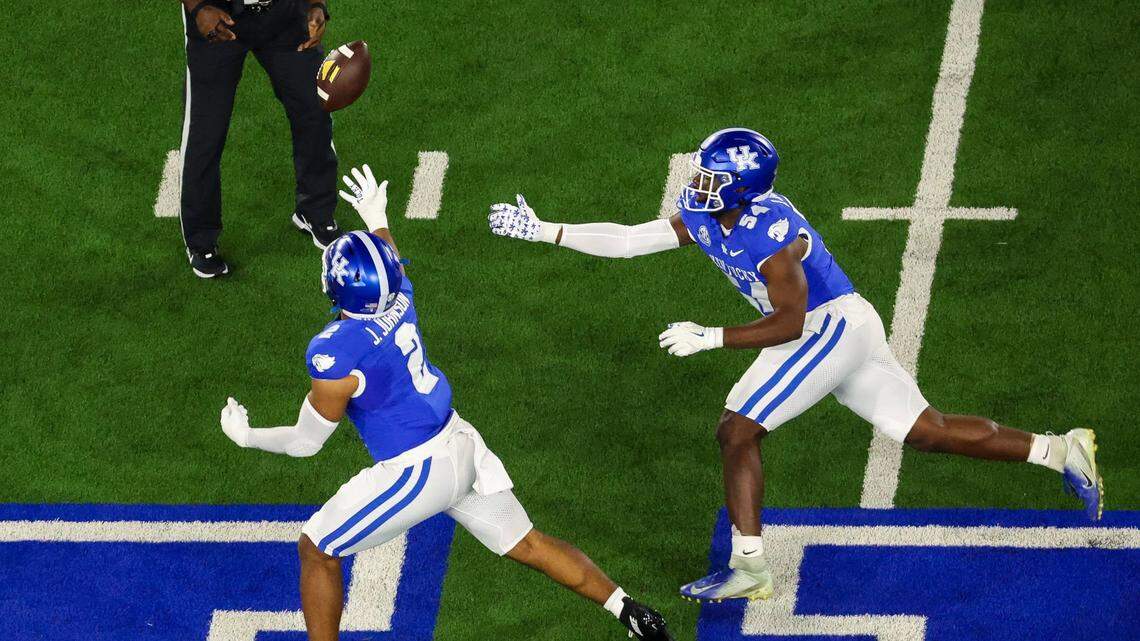 Kentucky linebacker Jamon Dumas-Johnson (2), left, intercepted a Tate Rodemaker pass in Kentucky’s 31-0 win over Southern Mississippi last week.