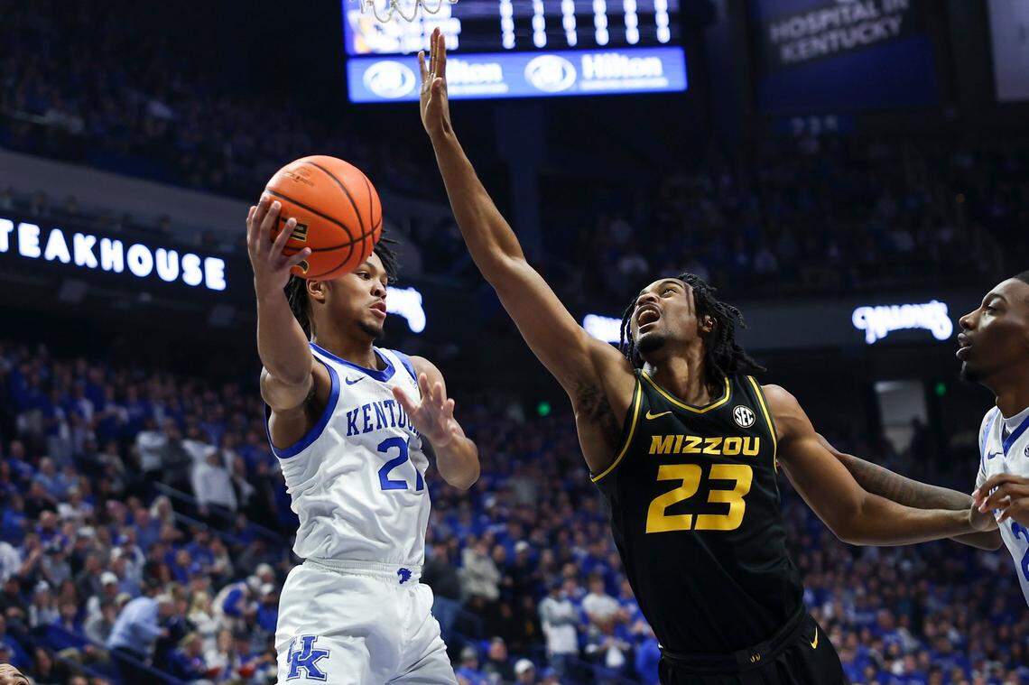 Kentucky’s D.J. Wagner (21) looks to pass around Missouri’s Aidan Shaw (23) on Tuesday night.