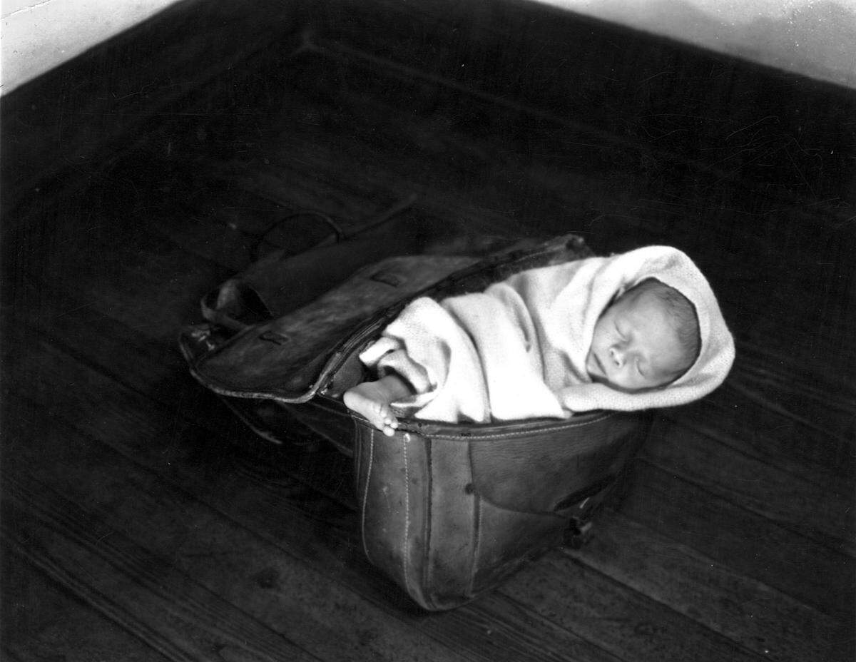 A baby delivered by the Frontier Nursing Service slept in a nurse’s saddlebag. Nurses sometimes jokingly told older siblings that the babies came out of the bags.