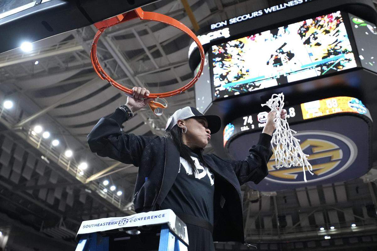 South Carolina head coach Dawn Staley shows the the net to the crowd after winning the SEC Tournament last season. Kentucky will face the Gamecocks twice during the 2023-24 regular season.