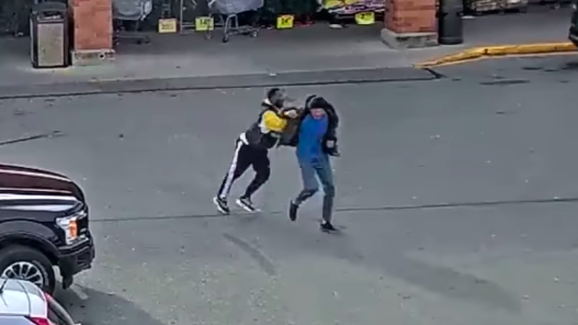 A good Samaritan thwarted a theft at an Ohio grocery store when he chased down a purse snatcher and tackled him outside the store, video shows.