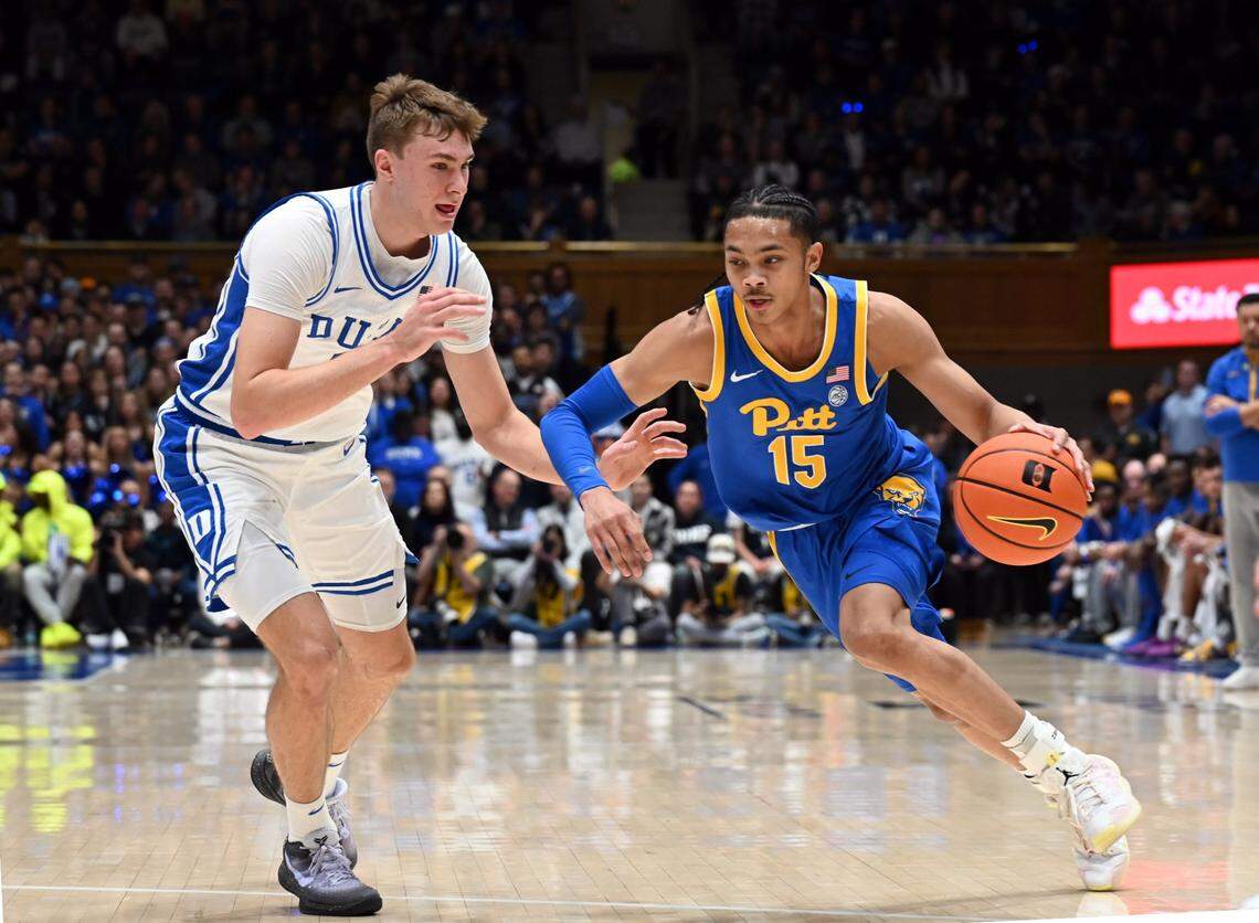 Jaland Lowe, who transferred from Pittsburgh to Kentucky this offseason, drives to the basket as Duke forward Cooper Flagg defends during a game this past season.
