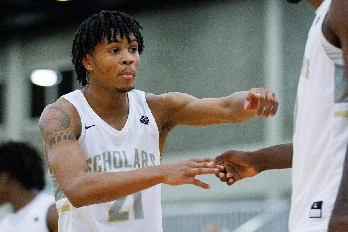 New Jersey Scholars’ DJ Wagner (21) high fives a teammate during the first day of the Nike Elite Youth Basketball League session on Saturday, May 28, 2022, at the Kentucky Exposition Center in Louisville, Kentucky.