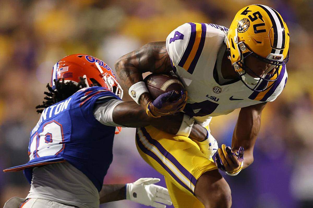 BATON ROUGE, LOUISIANA - SEPTEMBER 13: Nic Anderson #4 of the LSU Tigers is tackled by Bryce Thornton #18 of the Florida Gators at Tiger Stadium on September 13, 2025 in Baton Rouge, Louisiana. (Photo by Chris Graythen/Getty Images)