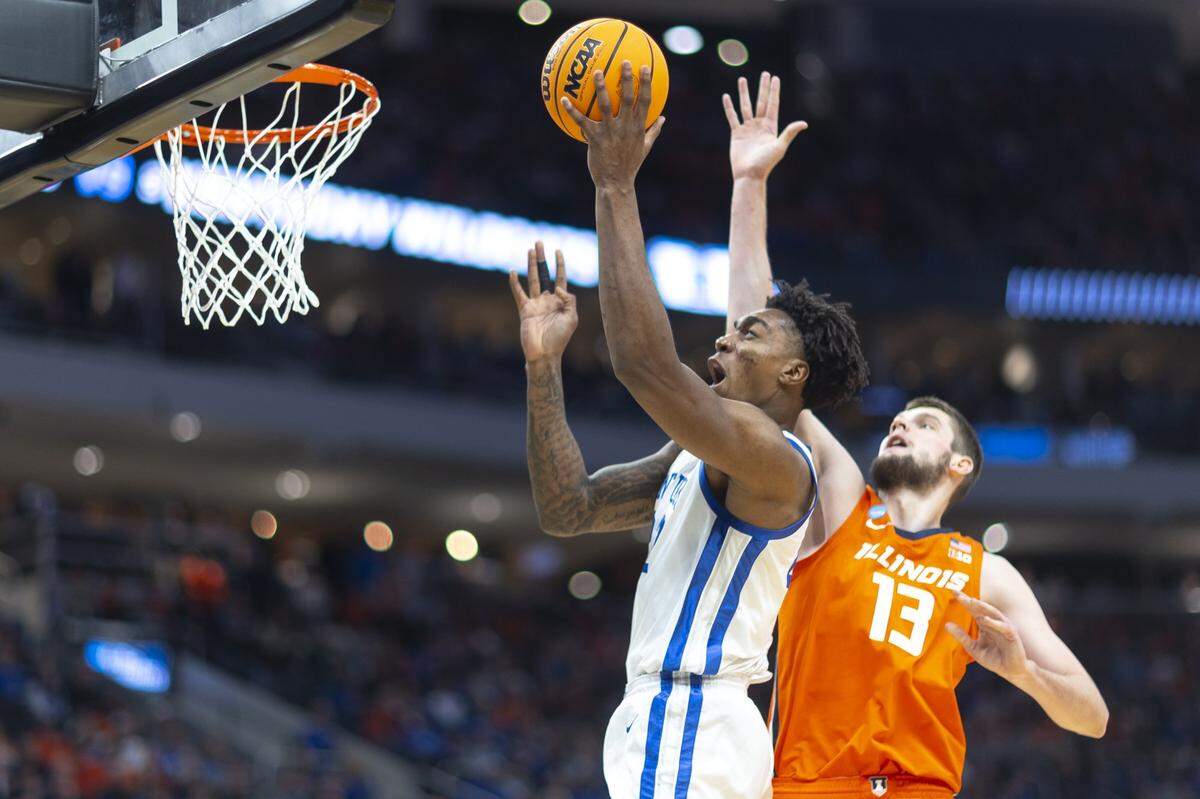 Kentucky center Amari Williams shoots the ball as Illinois center Tomislav Ivisic (13) defends during a second-round NCAA Tournament game at Fiserv Forum in Milwaukee on Sunday.
