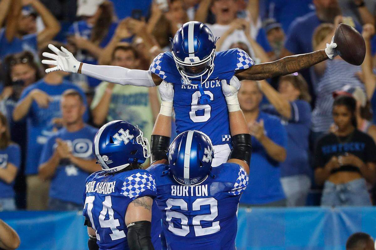 Kentucky wide receiver Dane Key (6) celebrates making a catch for a touchdown against Miami (Ohio).