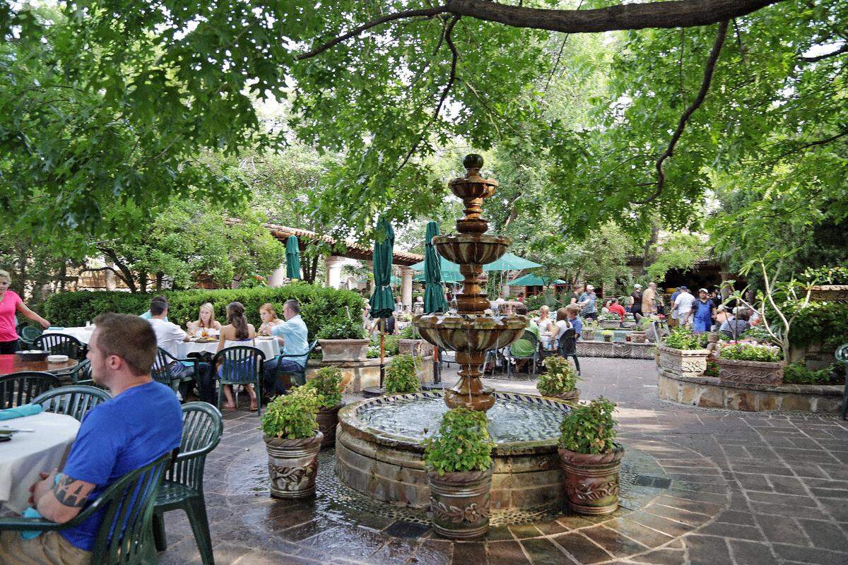 Dining on the 1,000-seat, Europen-style patio at Fort Worth’s famed Joe T. Garcia’s.
