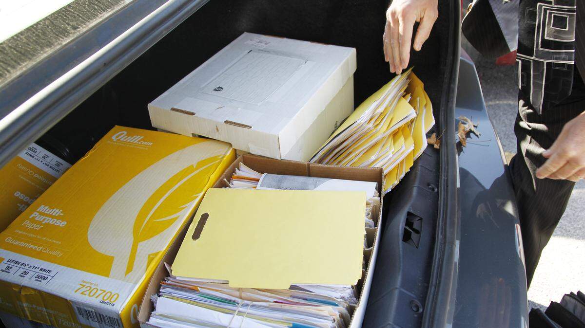 Medical investigator for the Kentucky board of medical licensure, Doug Wilson loaded the trunk of a Chevy Malibu with documents from Lexington Algiatry Clinic in Lexington, Ky., on Nov. 7,  2009.  Photo by Pablo Alcala | Staff