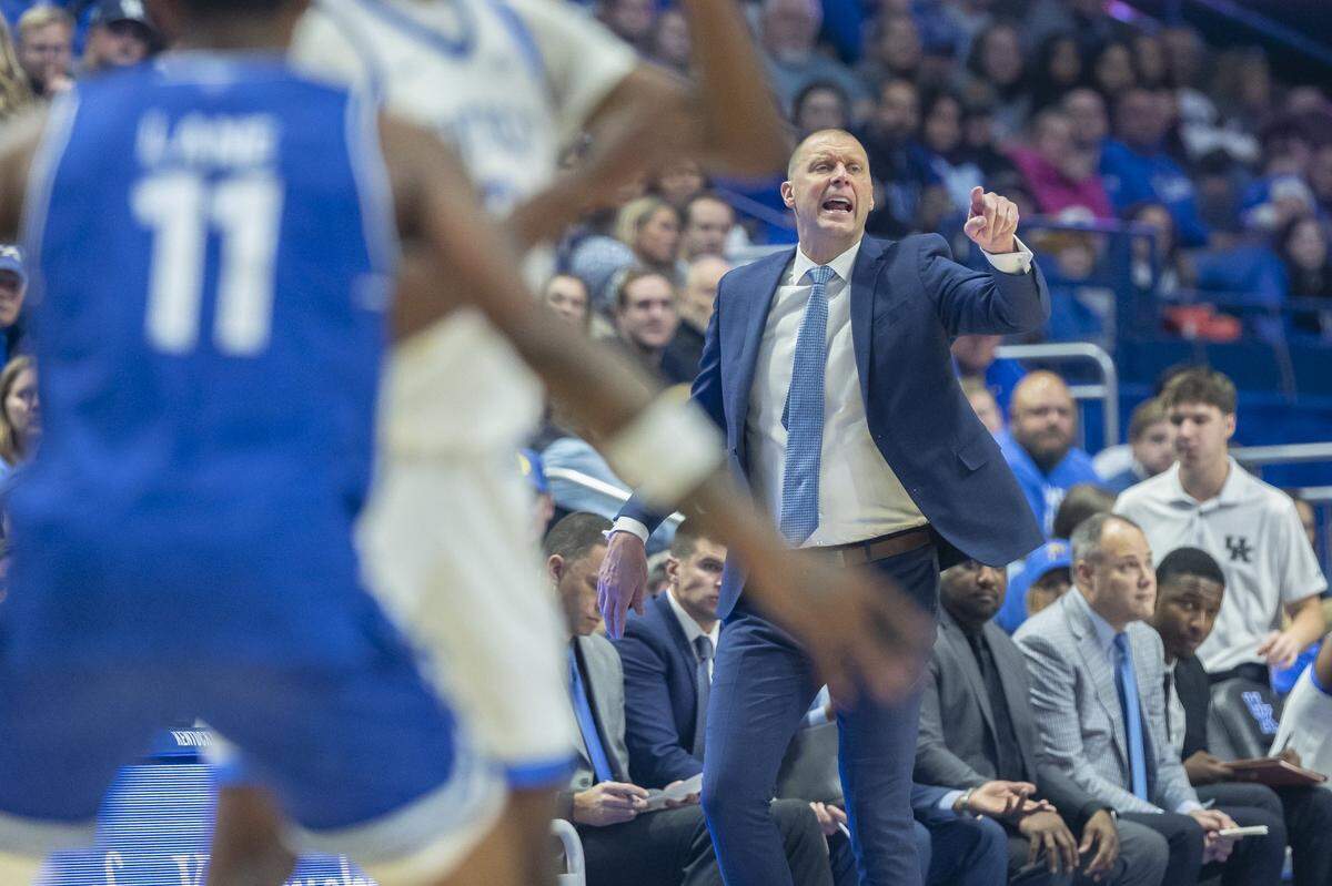 Kentucky head coach Mark Pope talks to his players during Friday’s game against Georgia State at Rupp Arena.