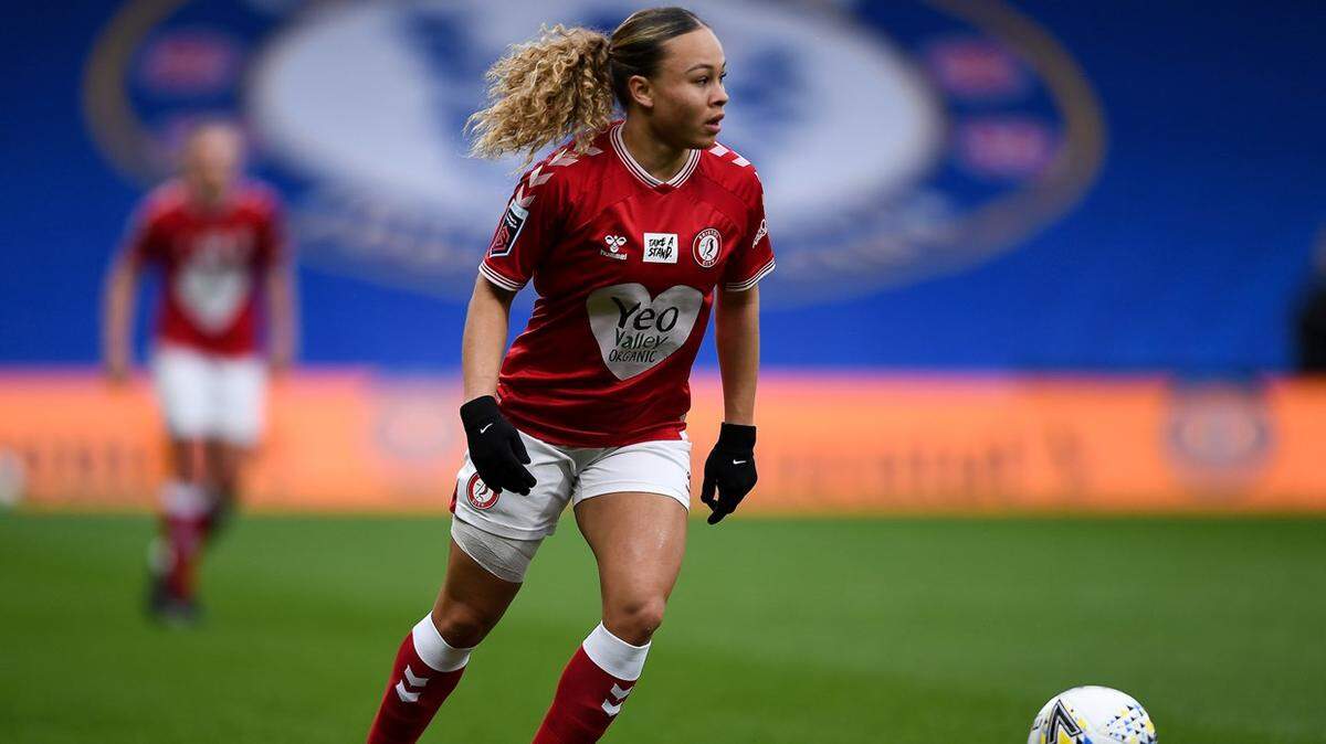 Ebony Salmon, a forward from England, signed a two-year contract with Racing Louisville this week.