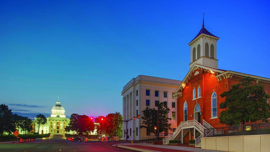 AlabamaStateCapitolBuildingAtDuskWithDexterAveChurchInForeground