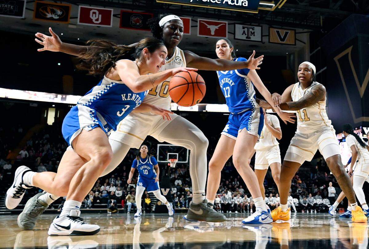 Kentucky guard Georgia Amoore (3) is 30th in NCAA Division I women’s basketball in points a game (19.1) and is third in the country in assists a game (6.9).