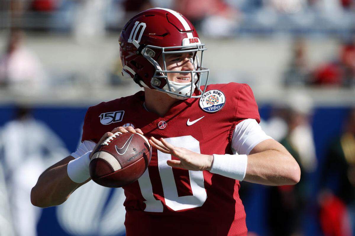 Mac Jones (10) of the Alabama Crimson Tide warms up prior to the Vrbo Citrus Bowl against the Michigan Wolverines at Camping World Stadium on Jan. 1, 2020 in Orlando, Florida. (Joe Robbins/Getty Images/TNS)