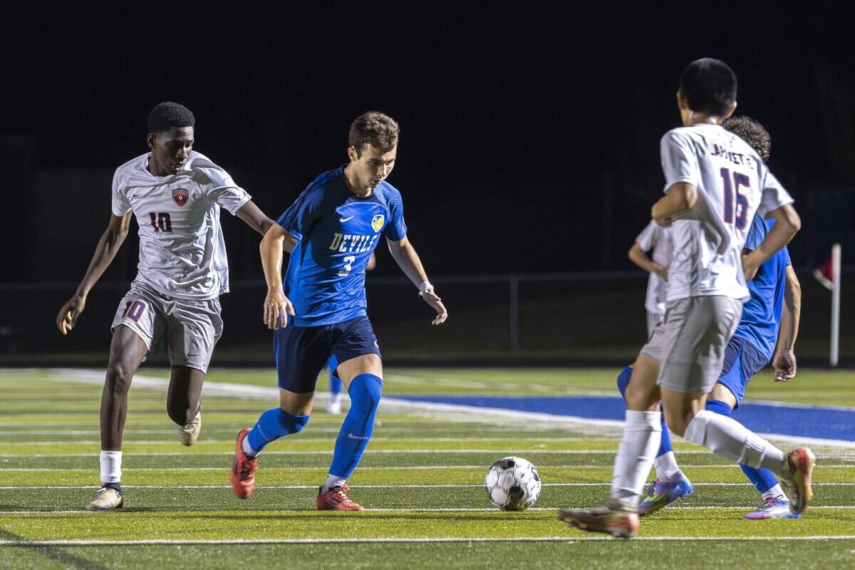 Henry Clay's Braden Cundiff (3) moves the ball as Lafayette's Justice Oladeji (10) defends during a soccer game at Henry Clay High School on Thursday, Aug. 21, 2025.