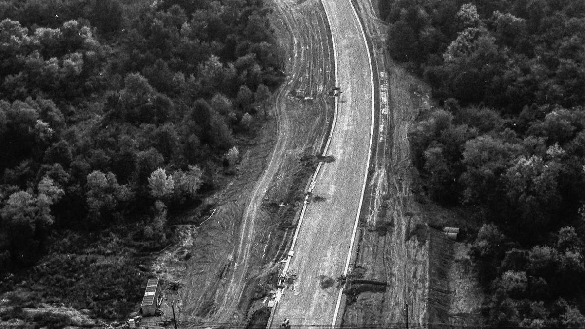 Construction of Man o’ War Boulevard, running from top to bottom of the picture, intersecting with Richmond Road in Lexington on Oct. 4, 1982. Man o’ War was completed and widened in segments over 15 years. The segment shown here extended Man o’ War 1.1 miles from Richmond Road to Mount Tabor Road, now known as Alumni Drive.