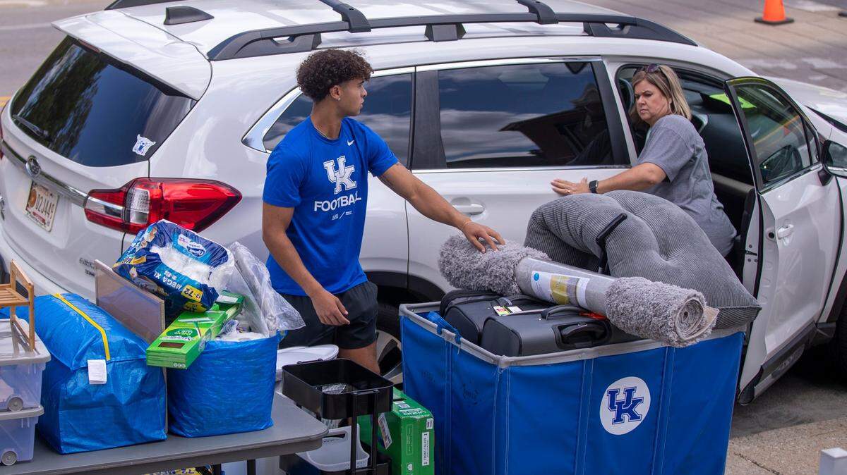 Freshman, Noah Finch, 18, a major in Kinesiology loads his belongings into a cart during Big Blue Move-In Tuesday, Aug. 20, 2024, at the University of Kentucky Lexington, Kentucky.