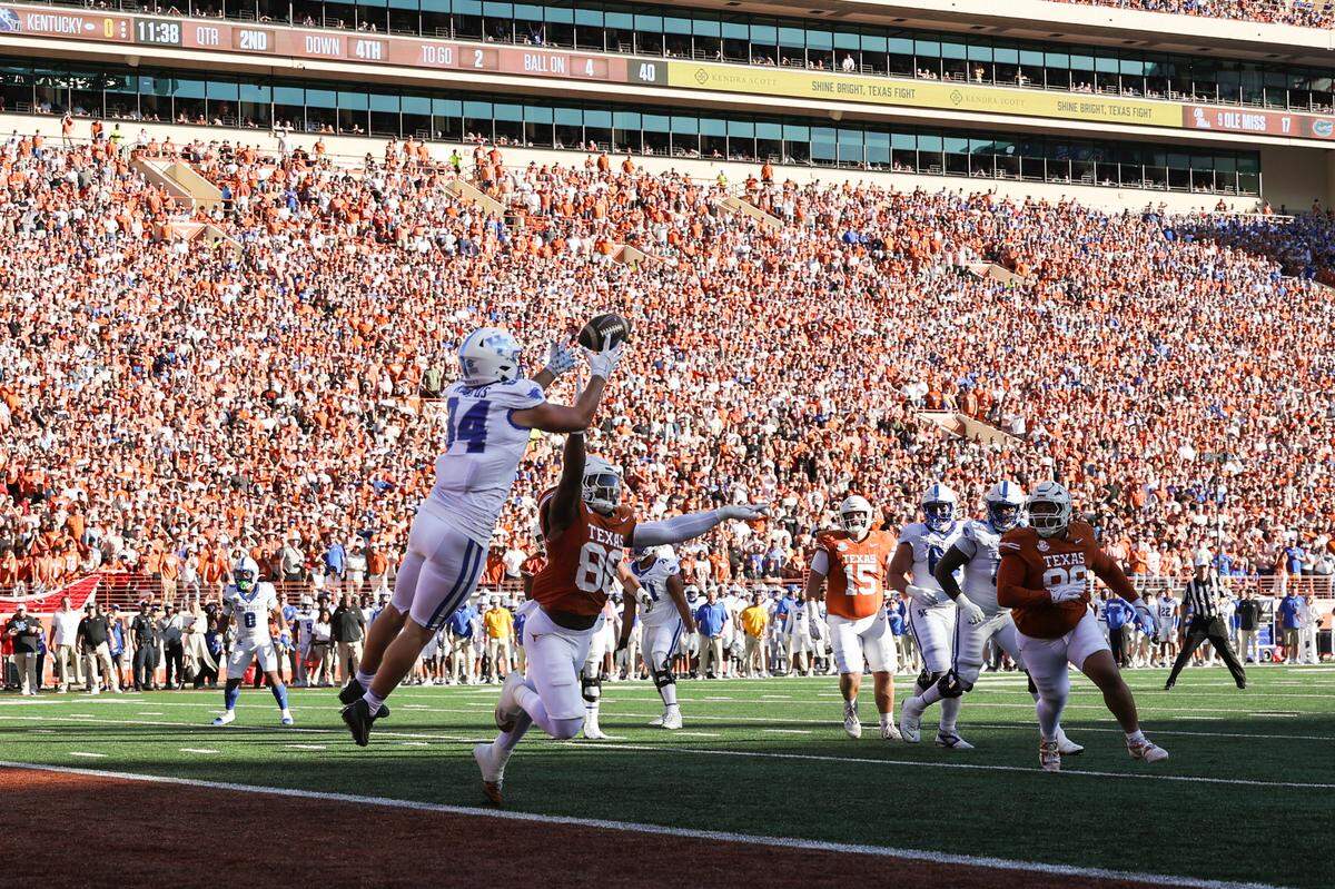 Kentucky tight end Josh Kattus (84) catches a pass for a touchdown against Texas during Saturday’s game in Austin.