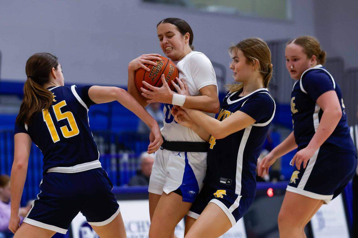 Lexington Christian's Piper Graham (00) gets tied up while driving to the basket during a high school girls basketball game, on Saturday, Jan. 17, 2026.