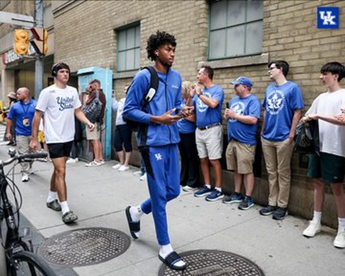 Kentucky players enjoyed a walk past a group of UK fans on their way into the Mattamy Athletic Centre in Toronto before Thursday night’s game against Canada in the GLOBL JAM.
