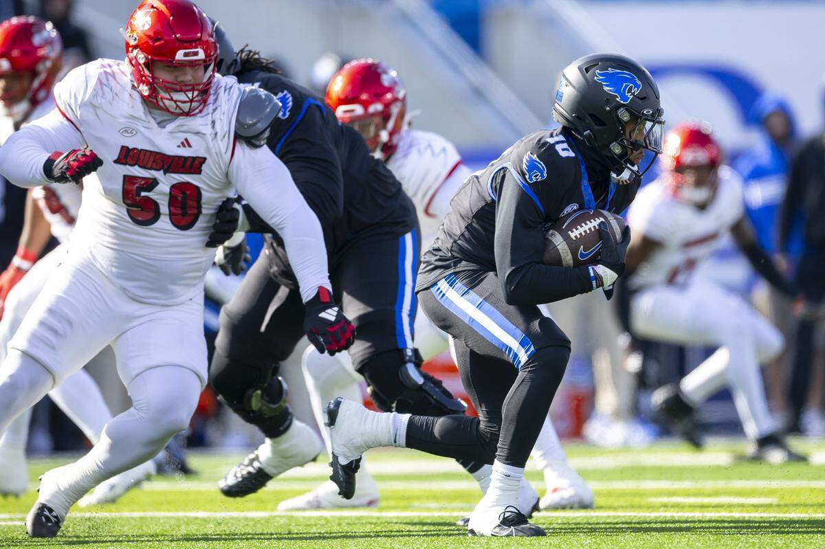 Kentucky running back Jamarion Wilcox (10) runs the ball during Saturday’s Governor’s Cup game against Louisville at Kroger Field.