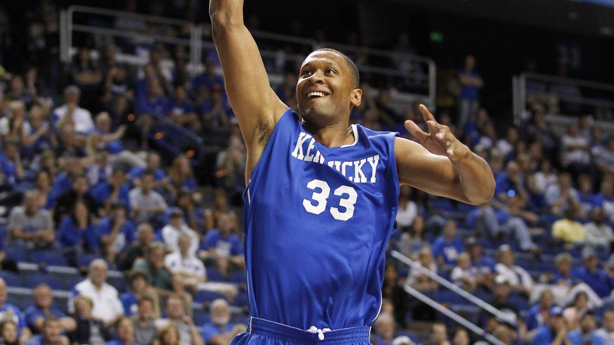 Randolph Morris went in but missed a dunk, as former UK players gathered for a charity alumni game on Saturday September 15, 2012 in Lexington, Ky. Photo by Mark Cornelison | Staff