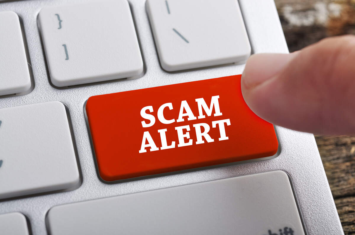 Algunos estafadores publican anuncios para trabajar como comprador encubierto y cobran por servicios inútiles de listados de puestos de trabajos.