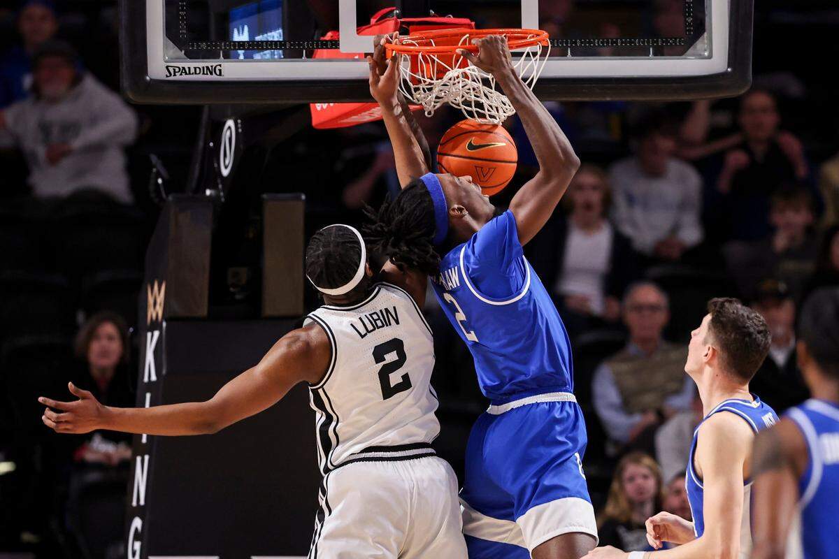 Kentucky forward Aaron Bradshaw, right, dunks past Vanderbilt forward Ven-Allen Lubin during Tuesday’s game at Memorial Gymnasium in Nashville, Tennessee.