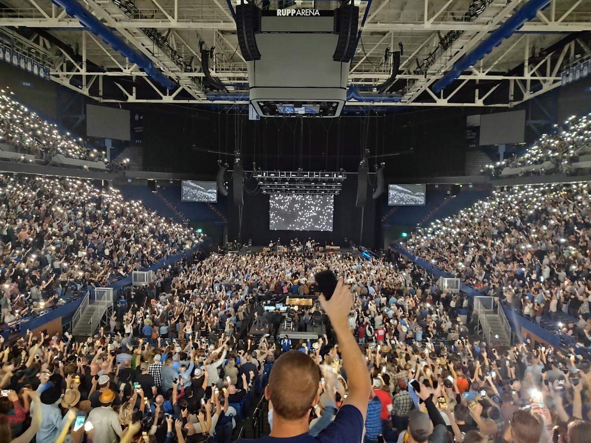 During the Kentucky Rising concert at Rupp Arena, Chris Stapleton asked the 14,000 in attendance to turn on their phones before finishing “Fire Away.”