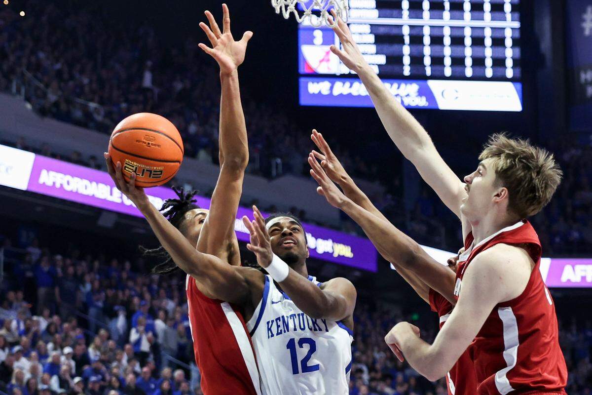 Kentucky’s Antonio Reeves (12) drives against Alabama during Saturday’s game at Rupp Arena on his way to 24 points.