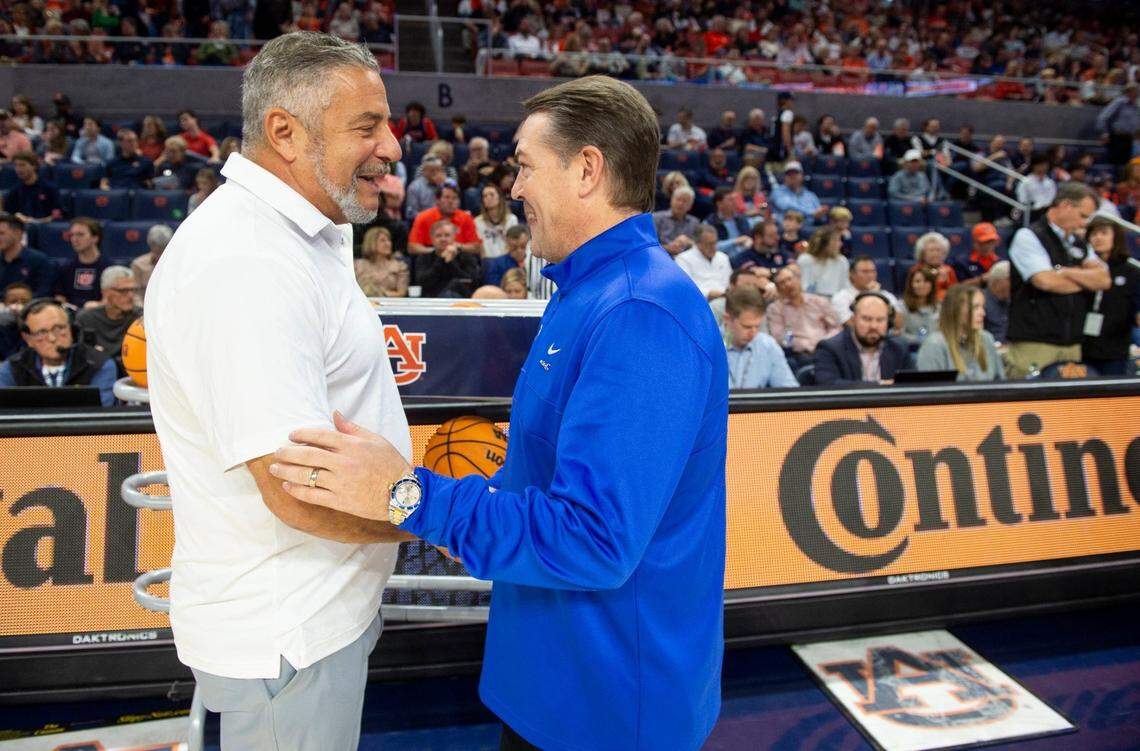 Travis Ford, right, shook hands with Bruce Pearl before a 2022 game between Saint Louis and Auburn.