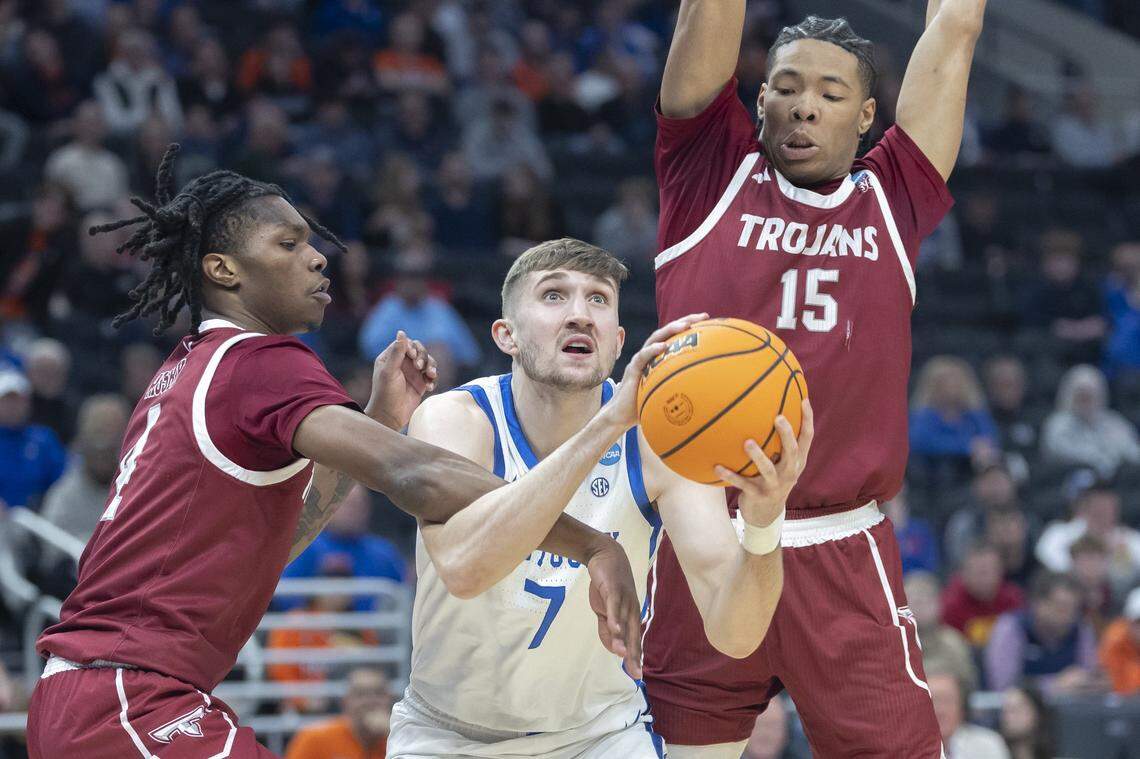 Kentucky’s Andrew Carr (7) looks to shoot while surrounded by Troy’s Myles Rigsby (4) and Jackson Fields (15) on Friday night in Milwaukee. Carr finished with 13 points.