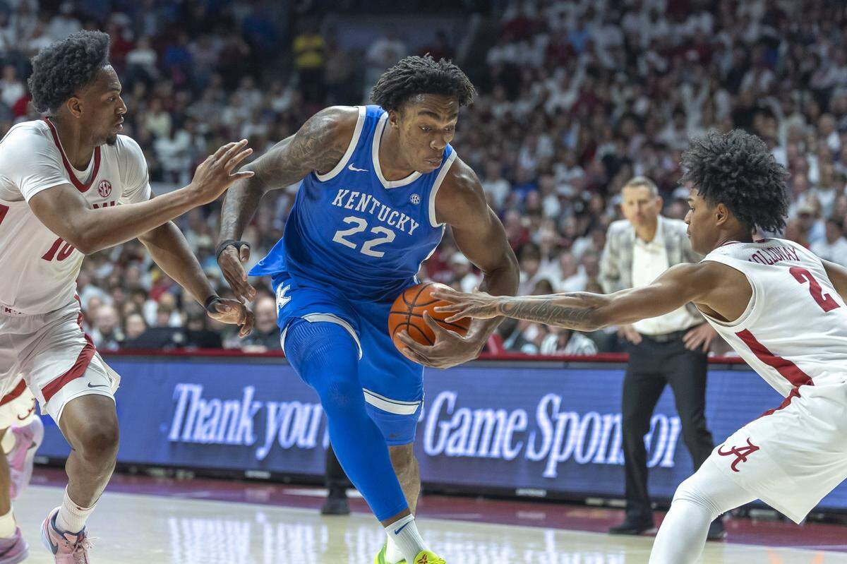 Kentucky’s Amari Williams (22) drives against Mouhamed Dioubate (10) and Aden Holloway (2) during Saturday’s game at Coleman Coliseum in Tuscaloosa, Ala. Williams finished with 17 points, 11 rebounds and six assists.