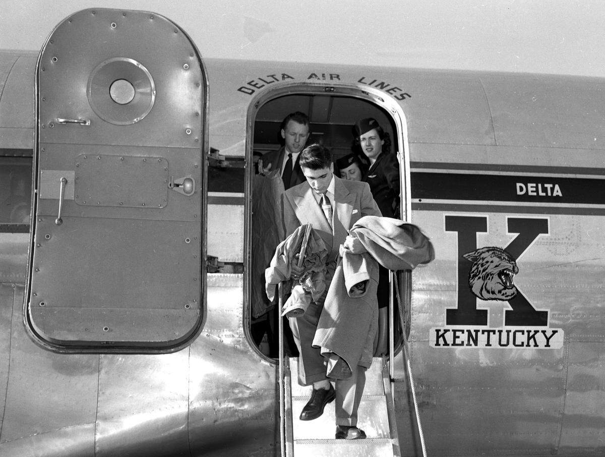 Kentucky quarterback Babe Parilli exited a plane Jan. 5, 1951, at Lexington’s Blue Grass Field. Parilli and the rest of the Wildcats received a hero’s welcome after their victory over No. 1 Oklahoma in the Sugar Bowl.