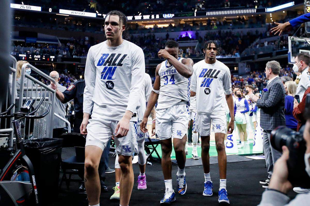 Kentucky star Oscar Tshiebwe (34) wiped away tears after No. 2 seed UK’s stunning 85-79 overtime loss to No. 15 Saint Peter’s in the NCAA Tournament East Region in Indianapolis.