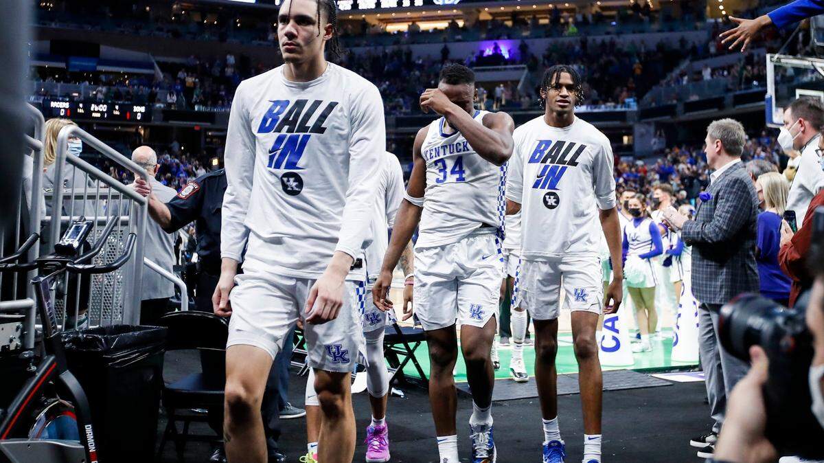 Kentucky Wildcats forward Oscar Tshiebwe (34) wipes away tears after losing to the St. Peter’s Peacocks during NCAA MenÕs Basketball first round game at Gainbridge Fieldhouse in Indianapolis, In., Thursday, March 17, 2021.