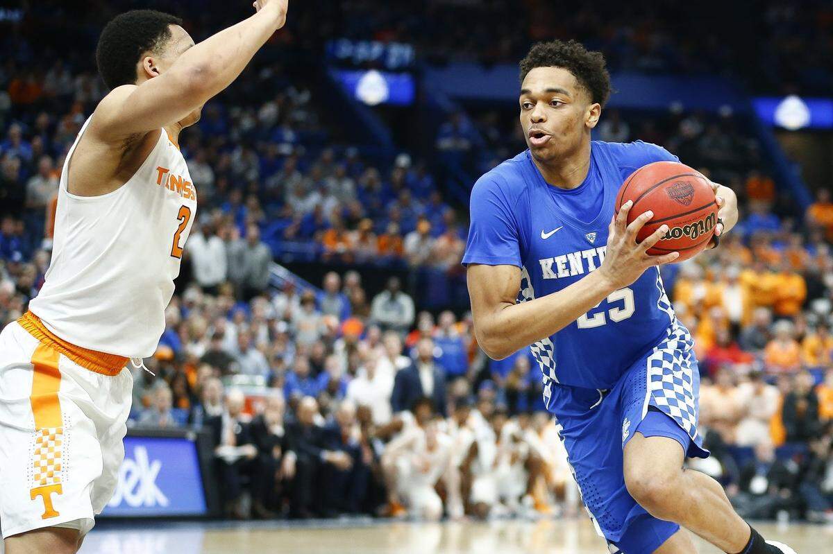 Kentucky forward PJ Washington (25) drove against Tennessee star Grant Williams (2) during last season’s SEC Tournament finals in St. Louis. Kentucky beat Tennessee 77-72, avenging two regular-season losses to the Volunteers.
