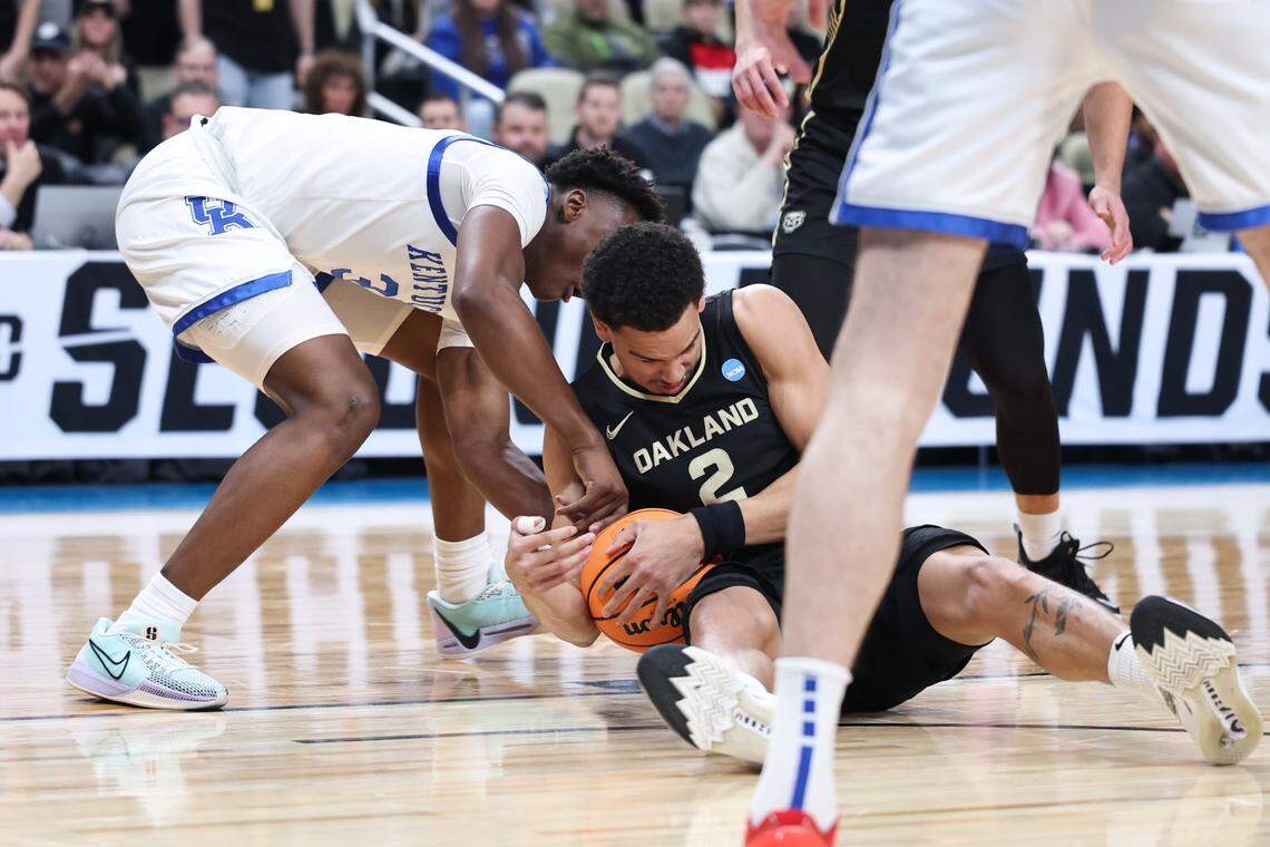 Kentucky’s Adou Thiero, left, and Oakland’s Chris Conway battle for possession of the ball in the NCAA Tournament round of 64 in Pittsburgh.