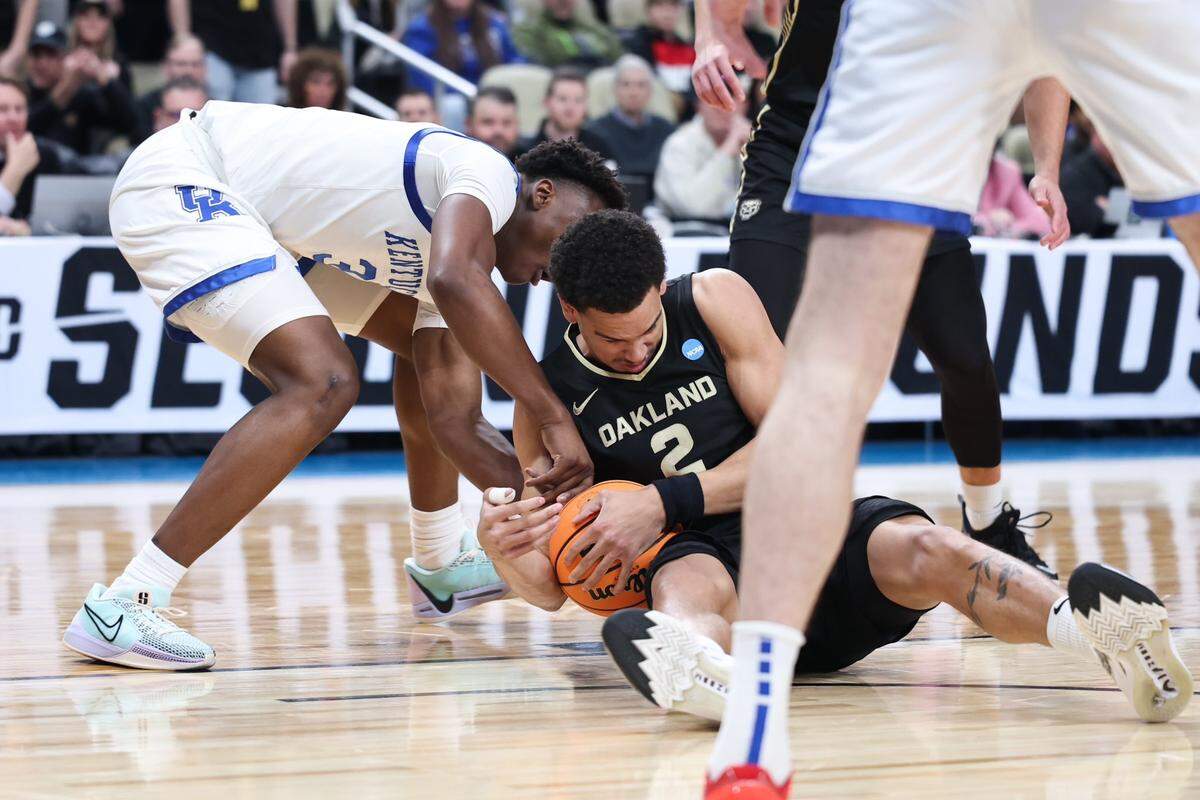 Kentucky’s Adou Thiero, left, and Oakland’s Chris Conway battle for possession of the ball in the NCAA Tournament round of 64 in Pittsburgh.